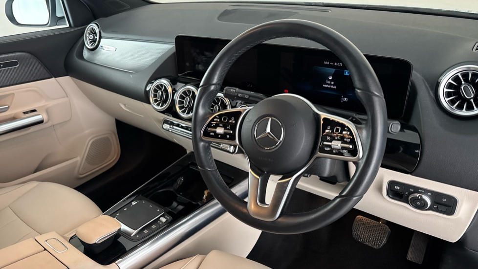 MERCEDES EQA Image 9
