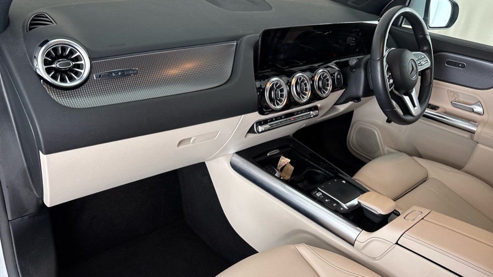 MERCEDES EQA Image 10