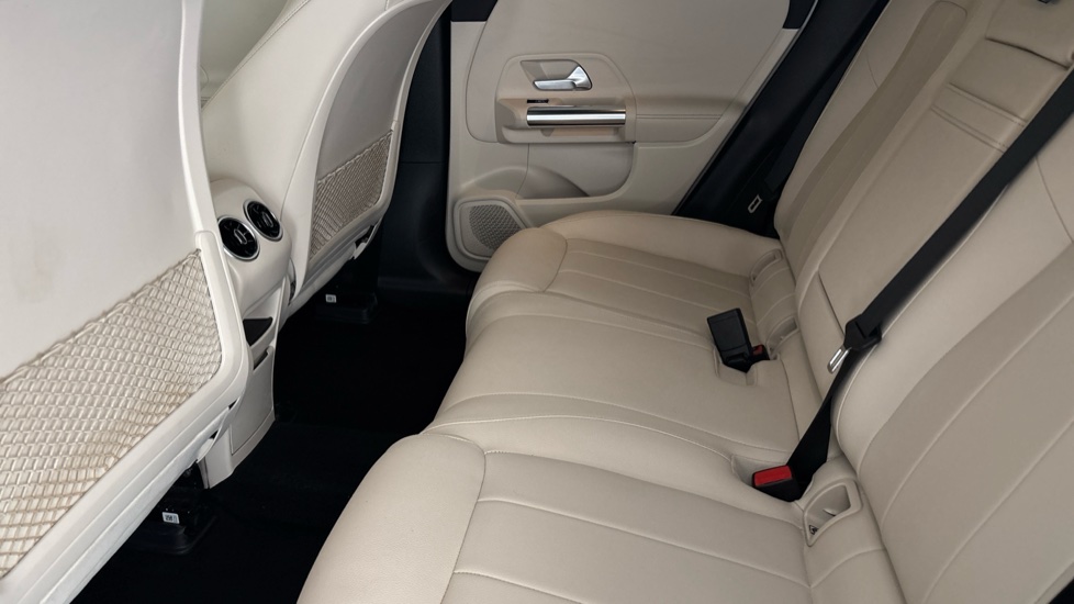 MERCEDES EQA Image 14