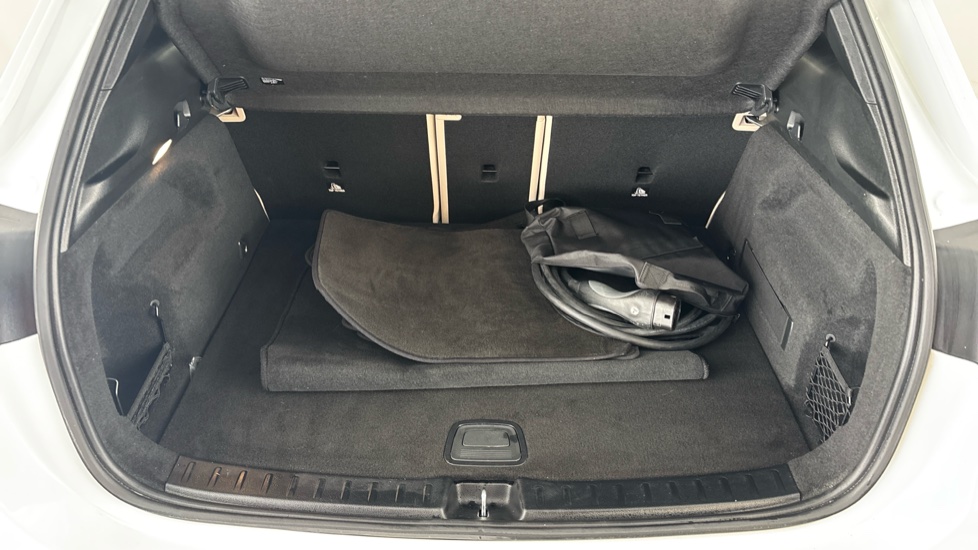 MERCEDES EQA Image 15