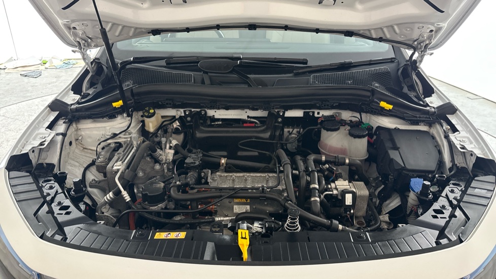 MERCEDES EQA Image 16
