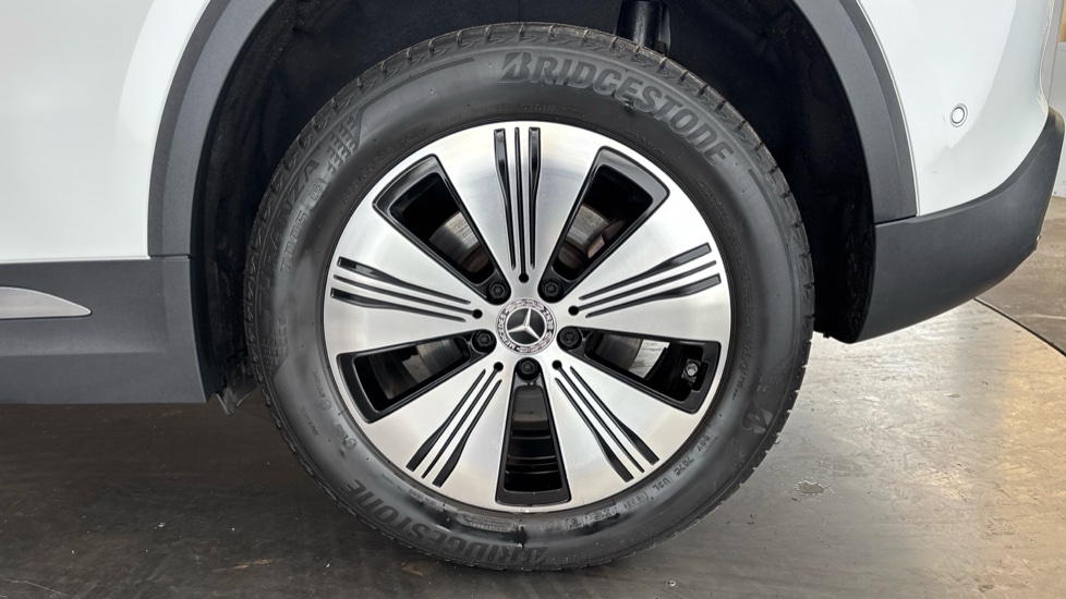 MERCEDES EQA Image 18