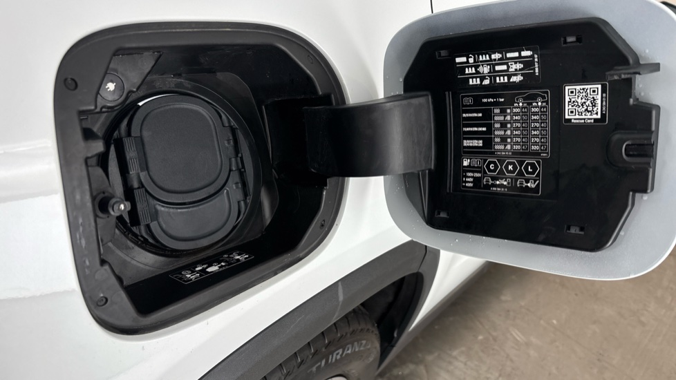 MERCEDES EQA Image 21