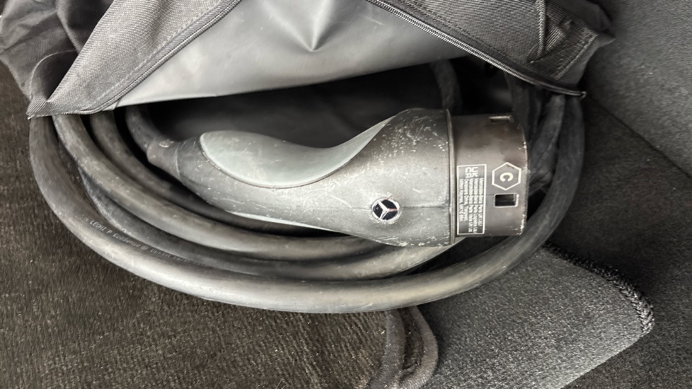 MERCEDES EQA Image 22