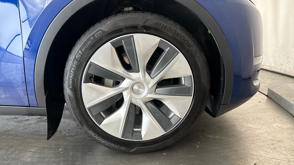 Tesla Model Y Image 20