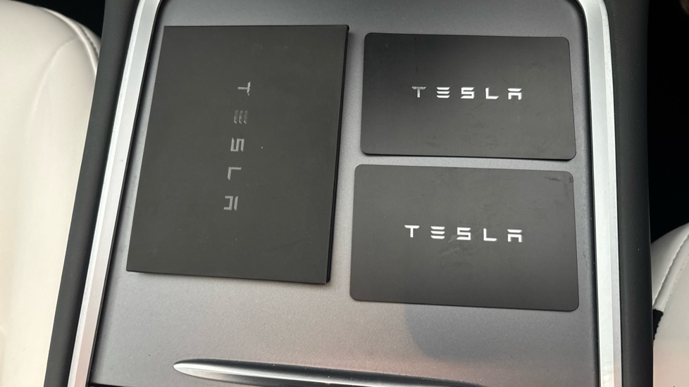 Tesla Model Y 2 keys