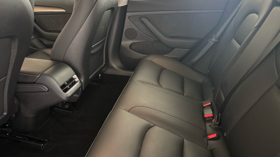 TESLA MODEL 3 Image 14