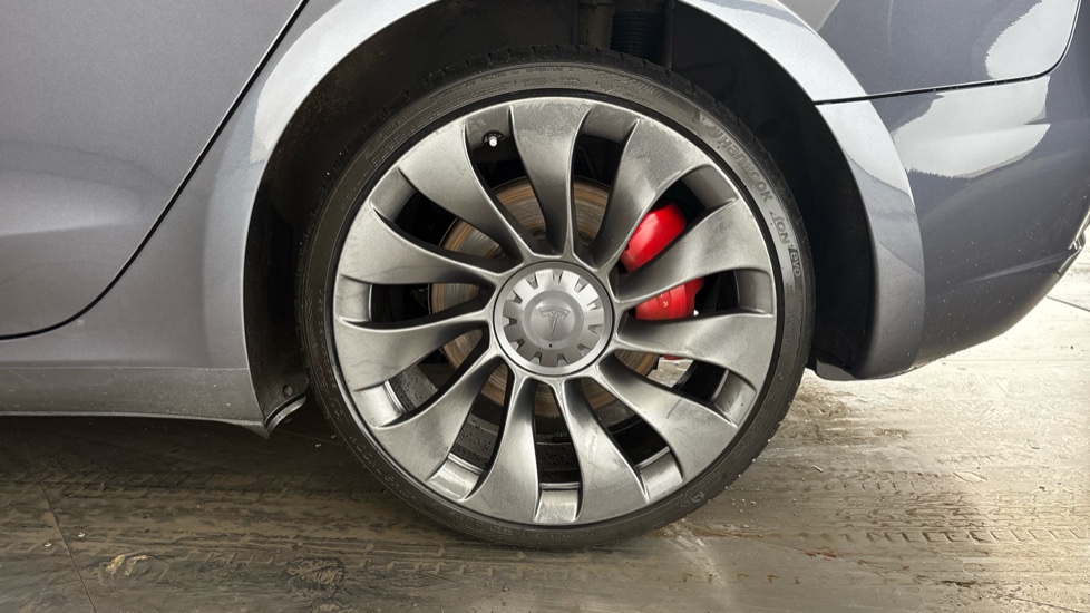 TESLA MODEL 3 Image 18