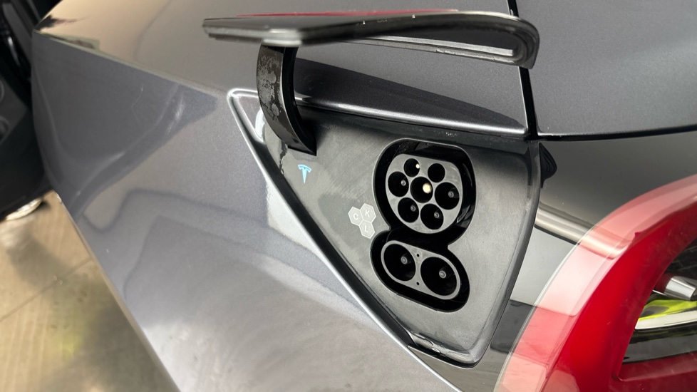 TESLA MODEL 3 Image 21