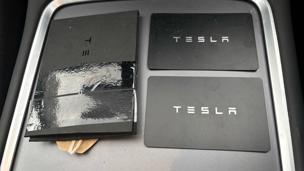 TESLA MODEL 3 2 keys