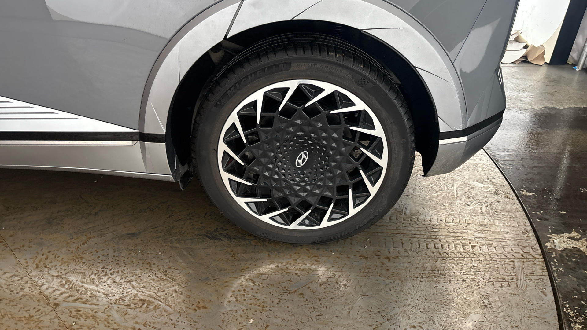 4020819 160kW Ultimate 73 kWh 5dr Auto