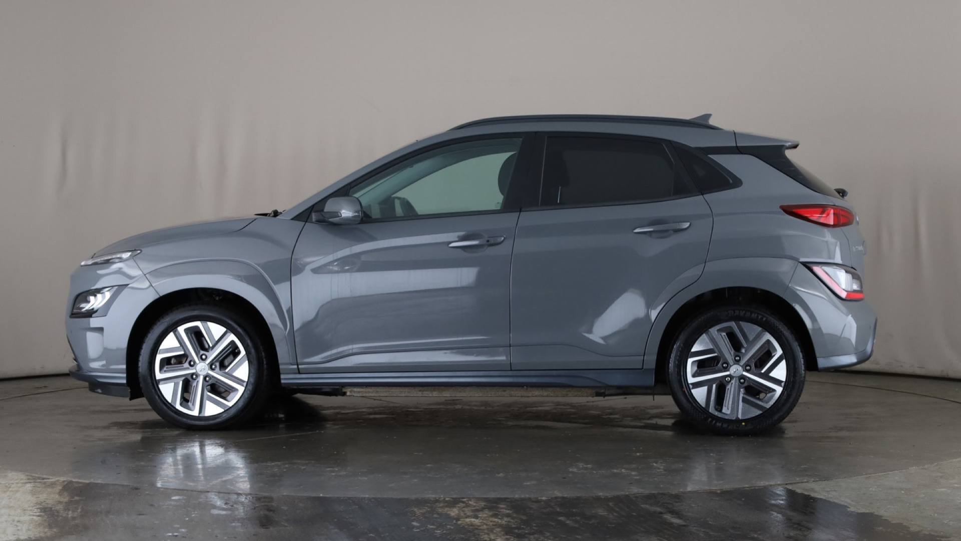 4049071 150kW Premium 64kWh 5dr Auto