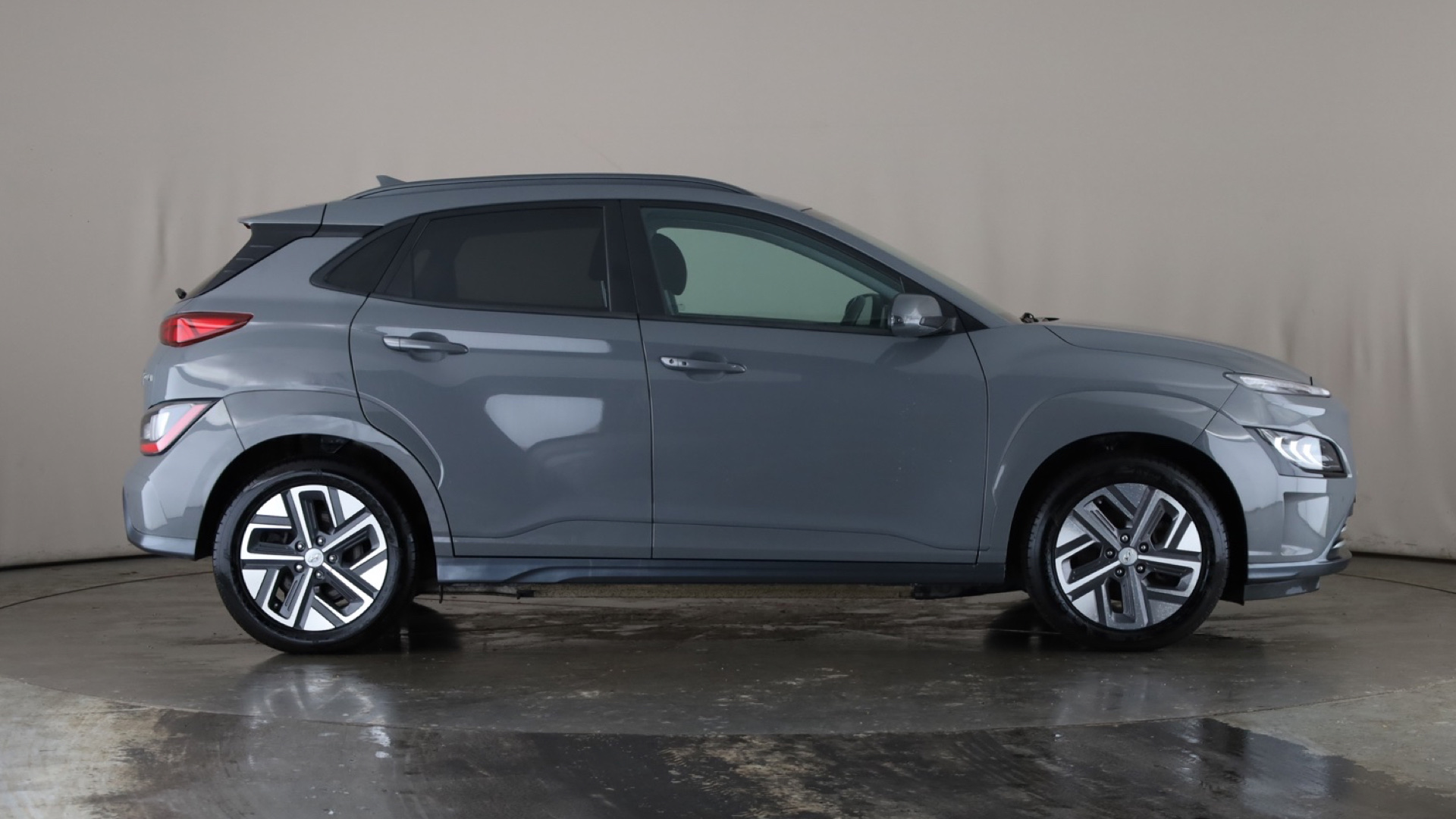 4049071 150kW Premium 64kWh 5dr Auto