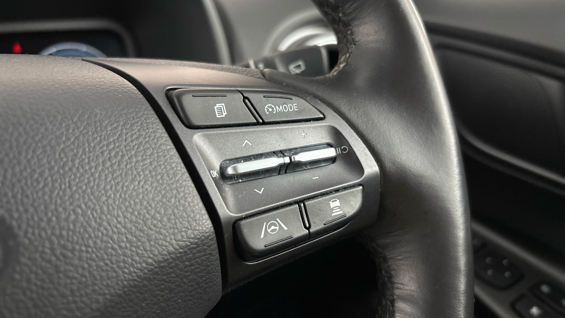 4049071 150kW Premium 64kWh 5dr Auto