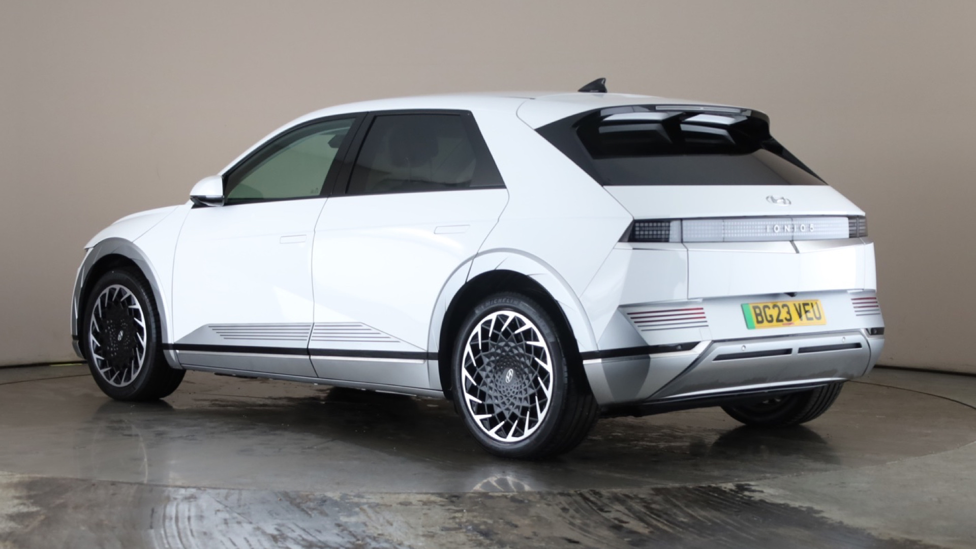 4020654 160kW Ultimate 73 kWh 5dr Auto