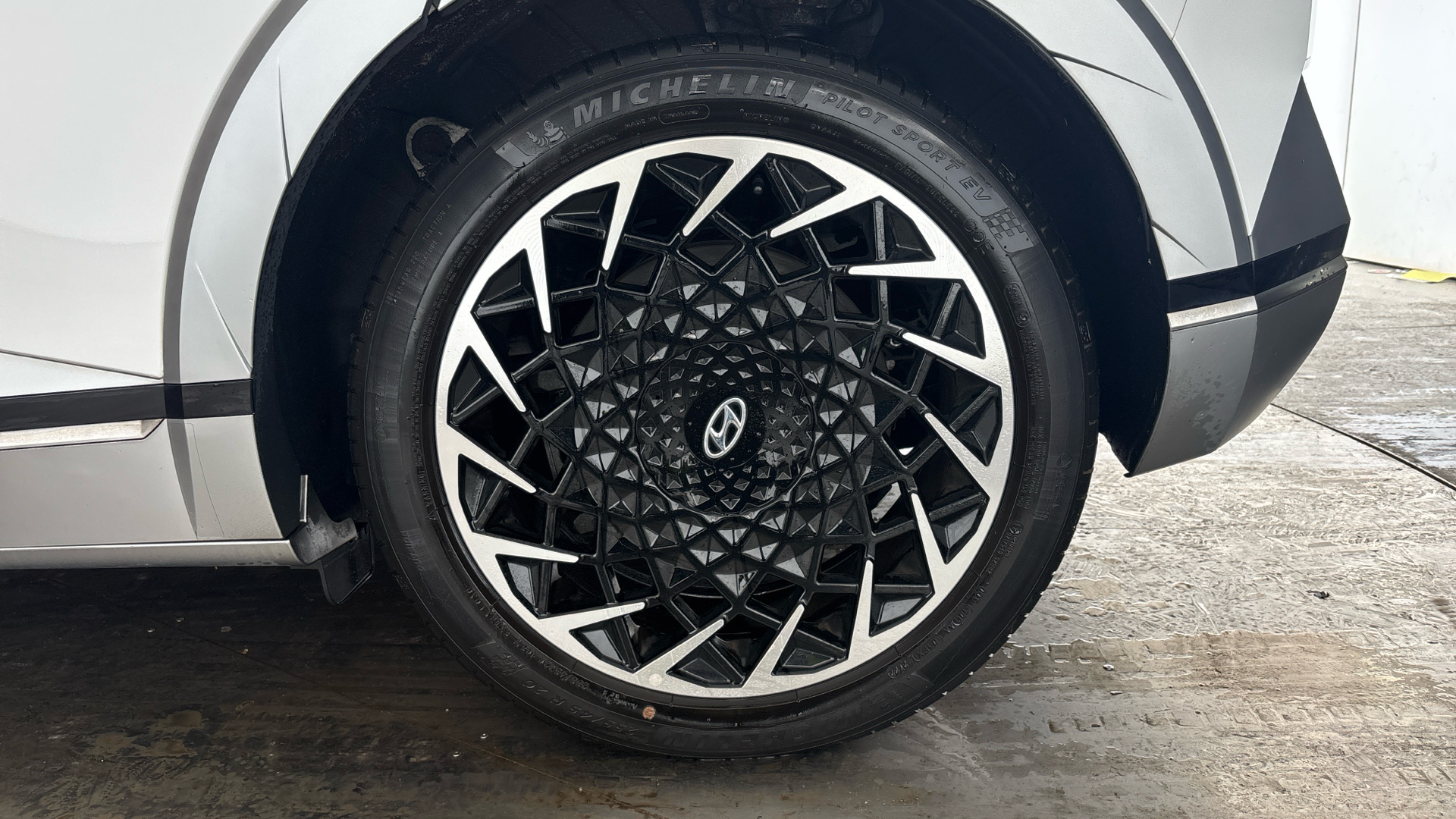 4020654 160kW Ultimate 73 kWh 5dr Auto