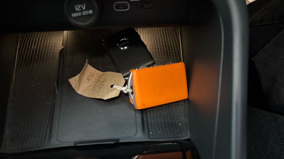VOLVO EX40 2 keys