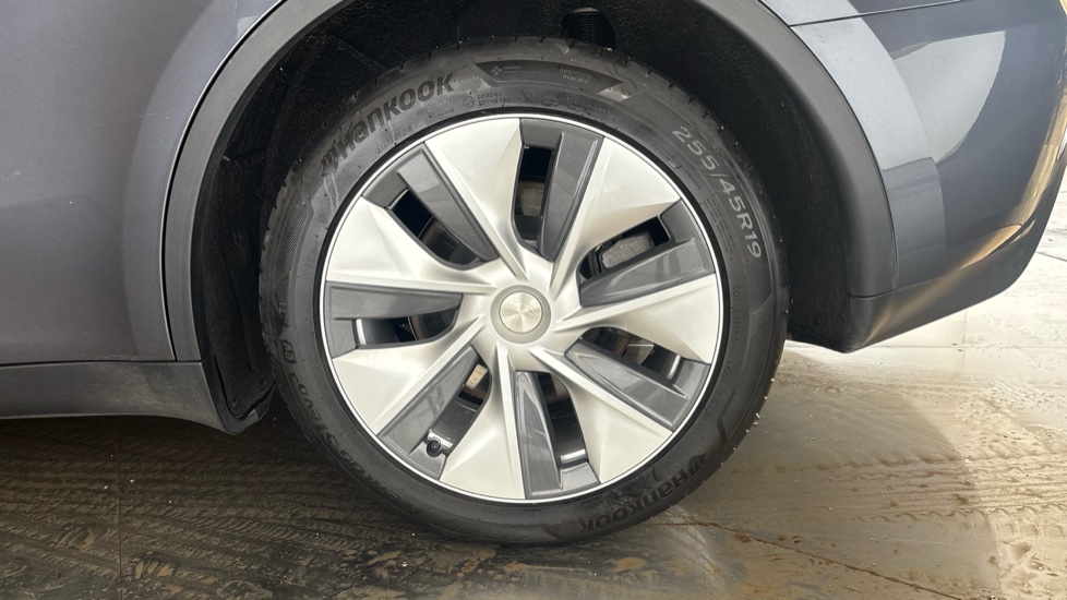 TESLA MODEL Y Image 18