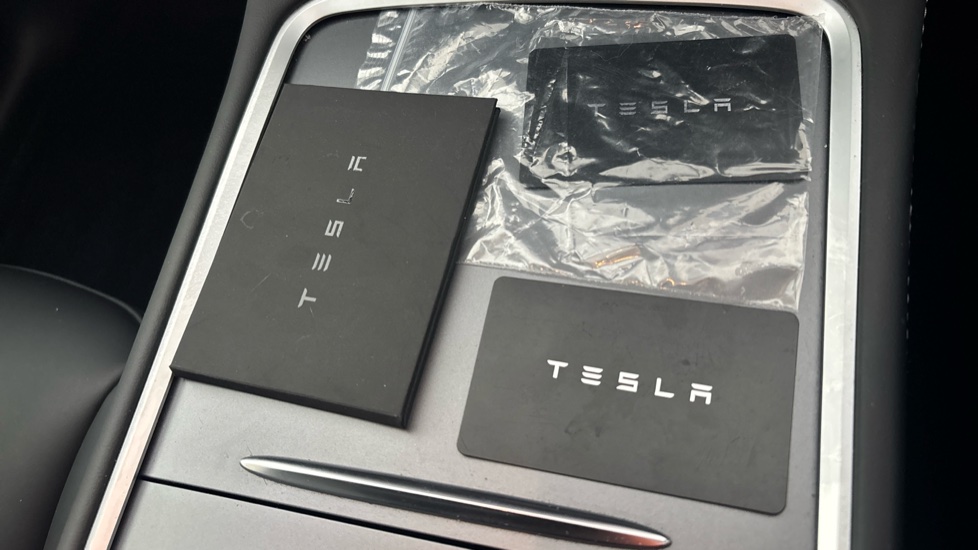 TESLA MODEL Y 2 keys