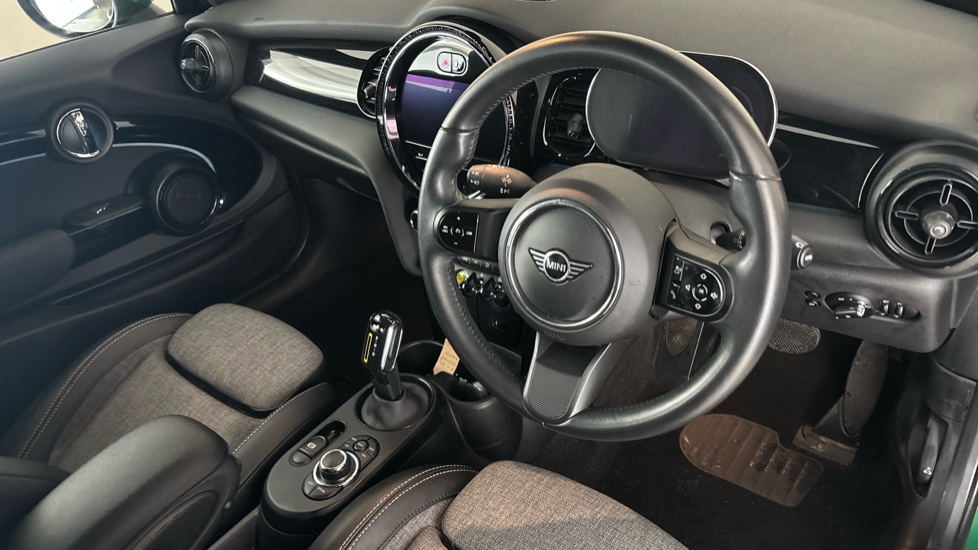 MINI HATCHBACK Image 9