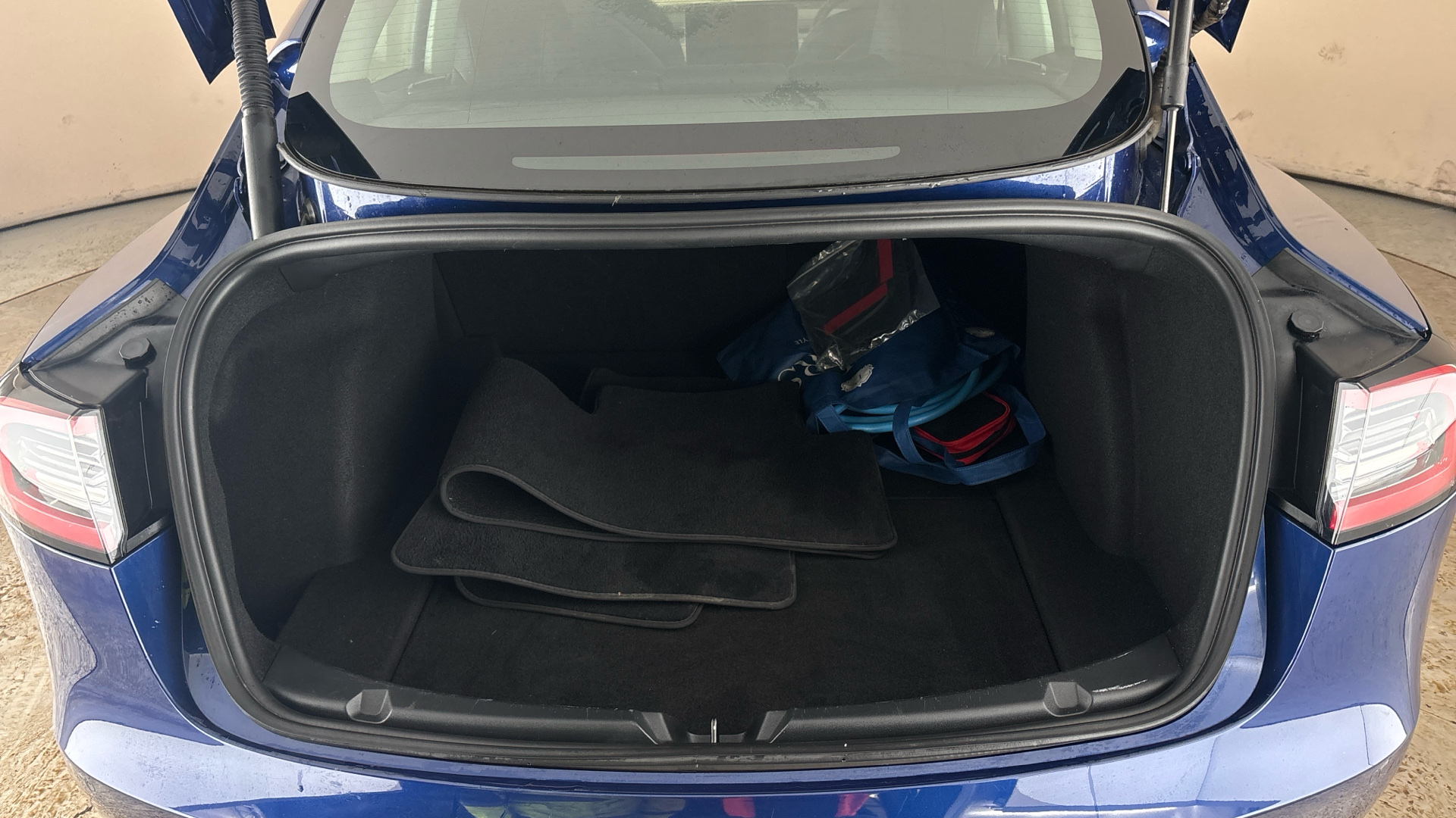 4060168 RWD 4dr Auto