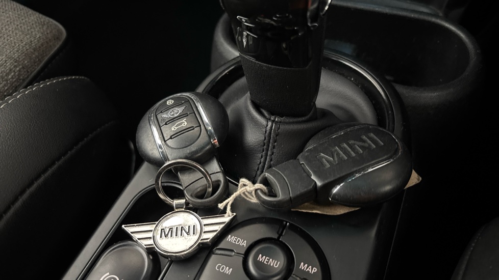 MINI HATCHBACK 2 keys available