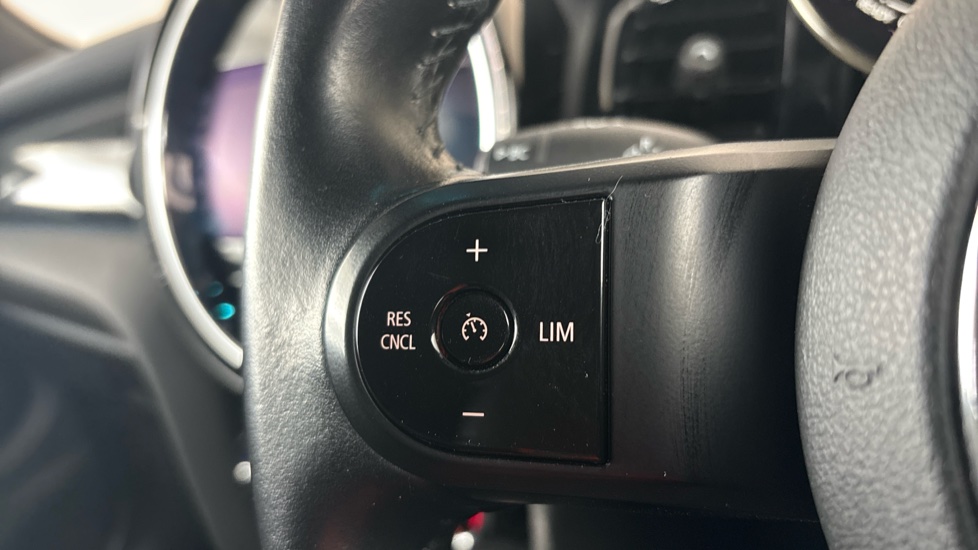 MINI HATCHBACK Cruise control