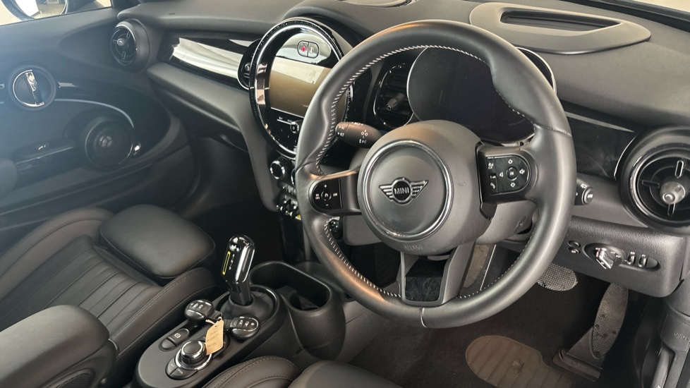 MINI HATCHBACK Image 9