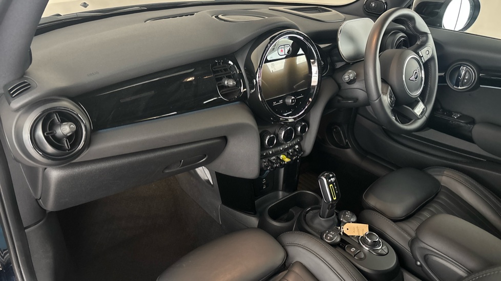 MINI HATCHBACK Image 10