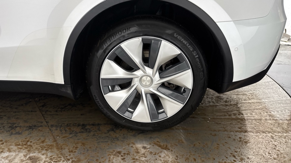 TESLA MODEL Y Image 18