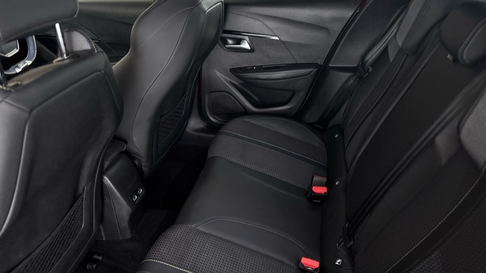 PEUGEOT 208 Image 14