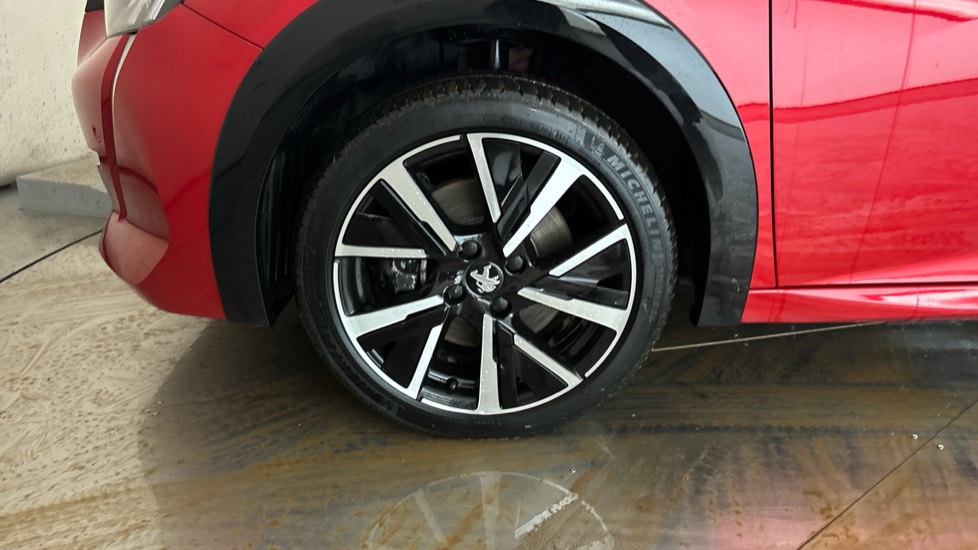 PEUGEOT 208 Image 17