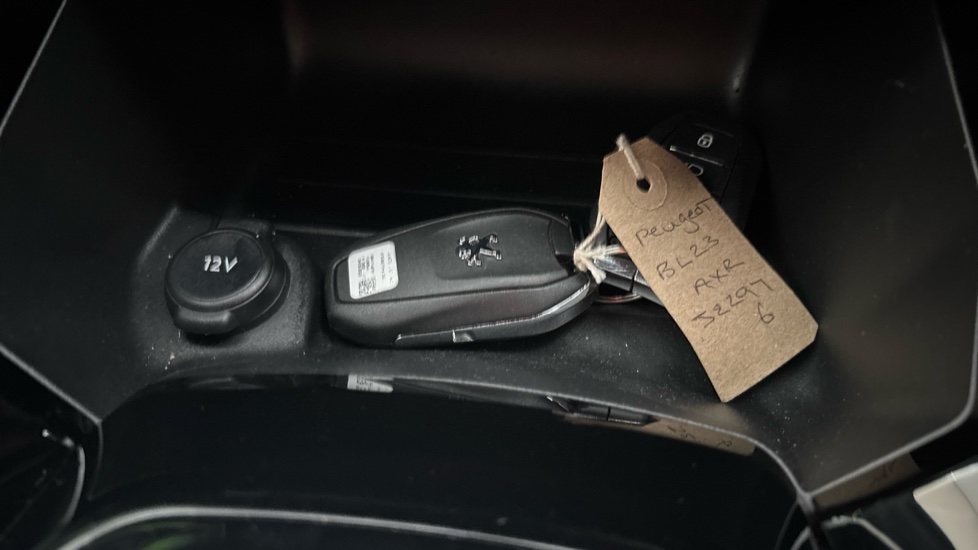 PEUGEOT 208 2 keys