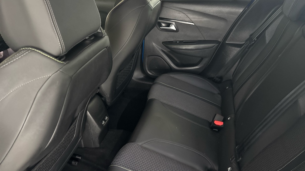 PEUGEOT 208 Image 14