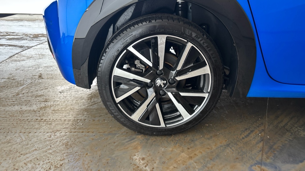 PEUGEOT 208 Image 19