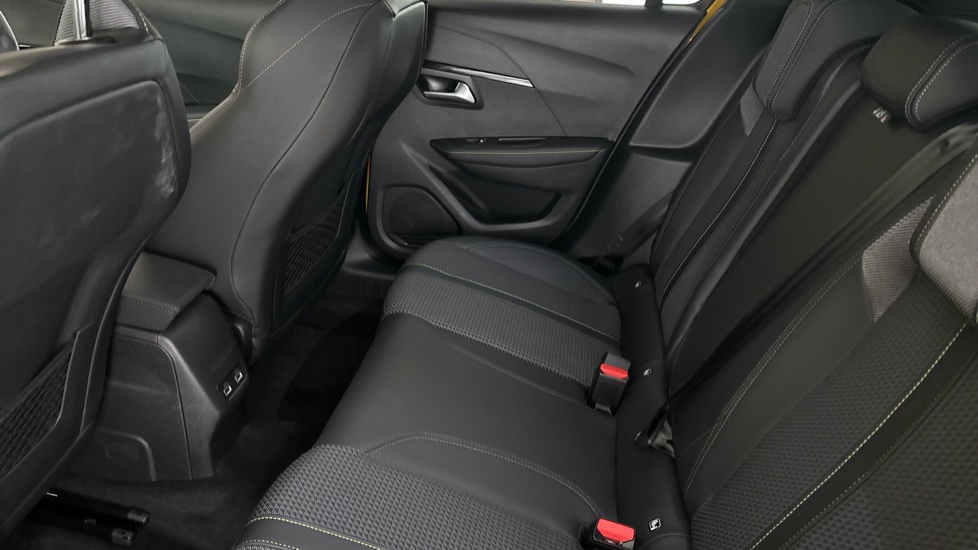 PEUGEOT 208 Image 14