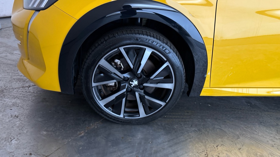 PEUGEOT 208 Image 17