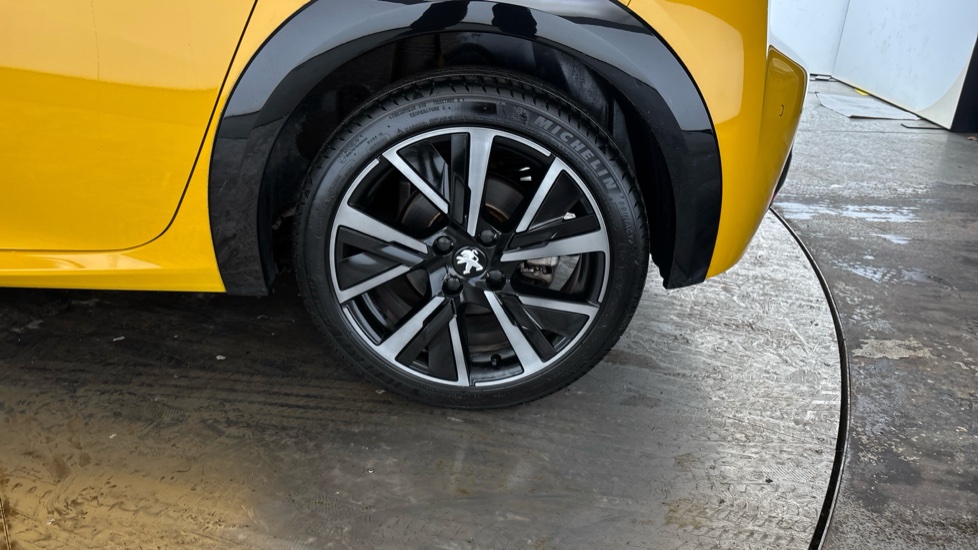 PEUGEOT 208 Image 18