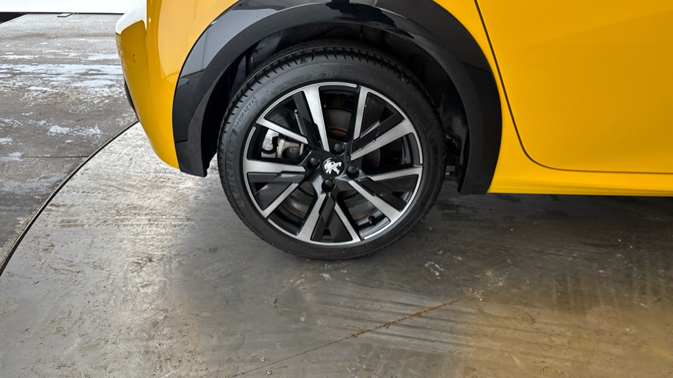PEUGEOT 208 Image 19