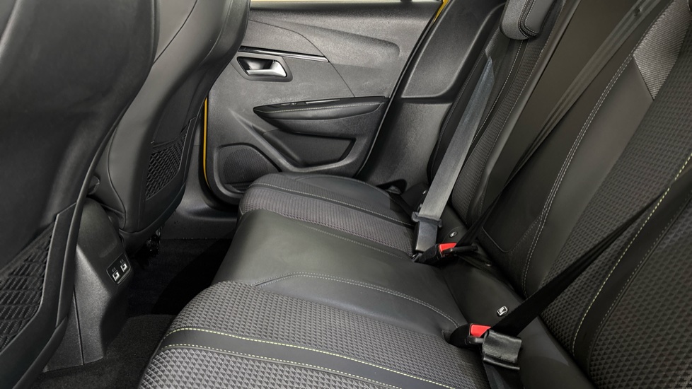 PEUGEOT 208 Image 14