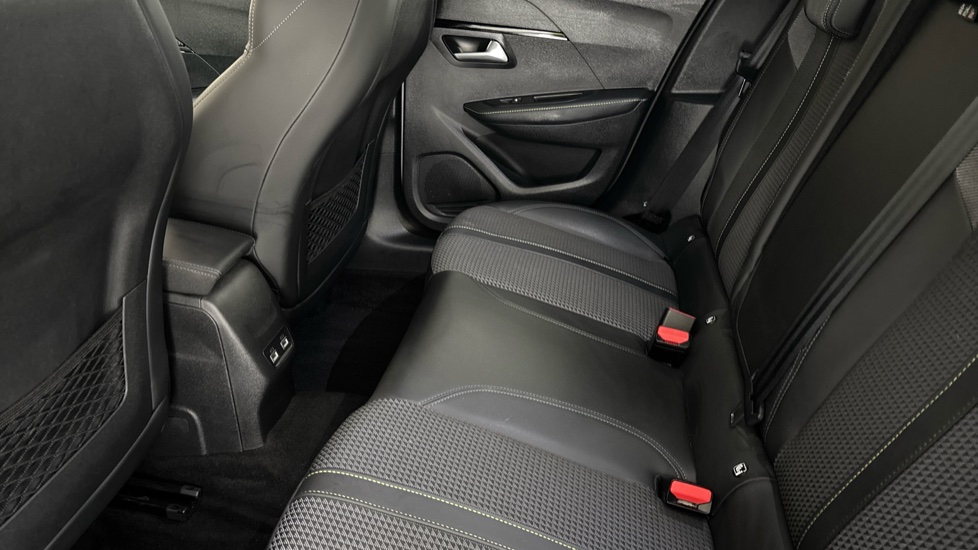 PEUGEOT 208 Image 14