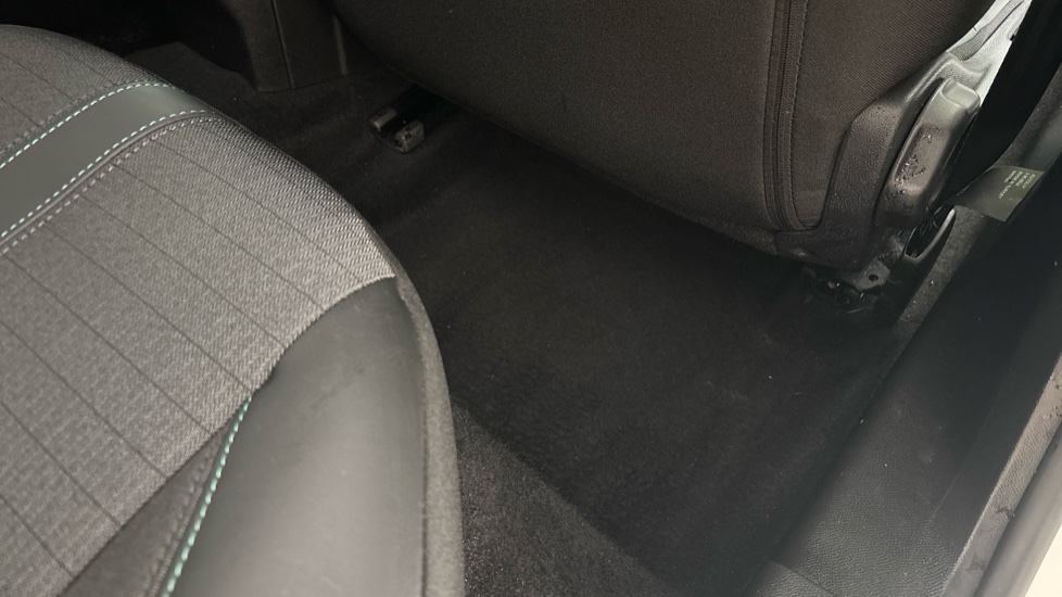 PEUGEOT 208 Mats missing