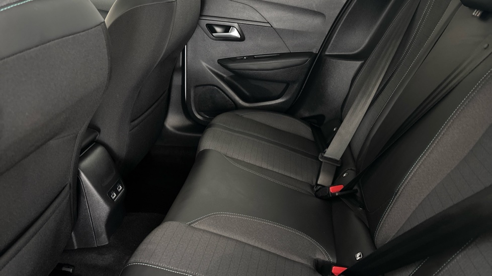 PEUGEOT 208 Image 14