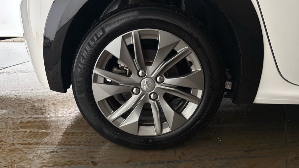 PEUGEOT 208 Image 19