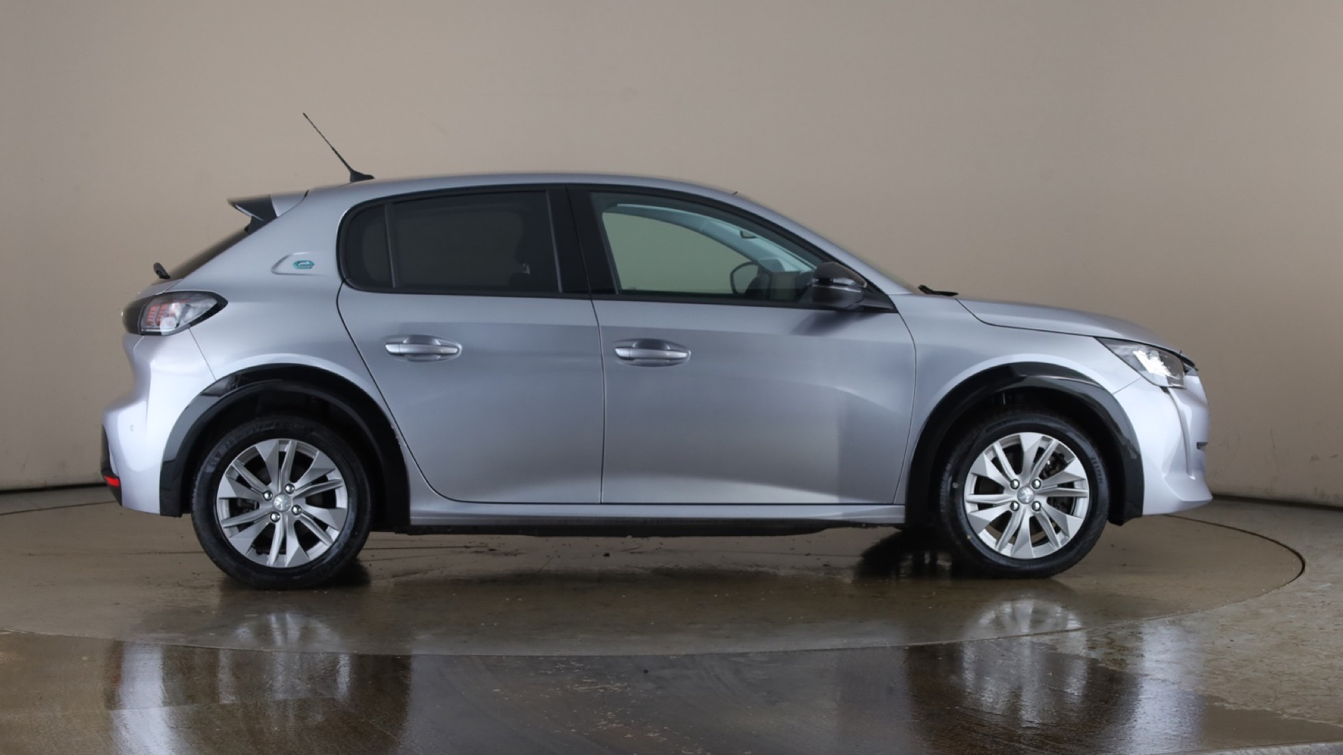 4070998 100kW Allure Premium + 50kWh 5dr Auto