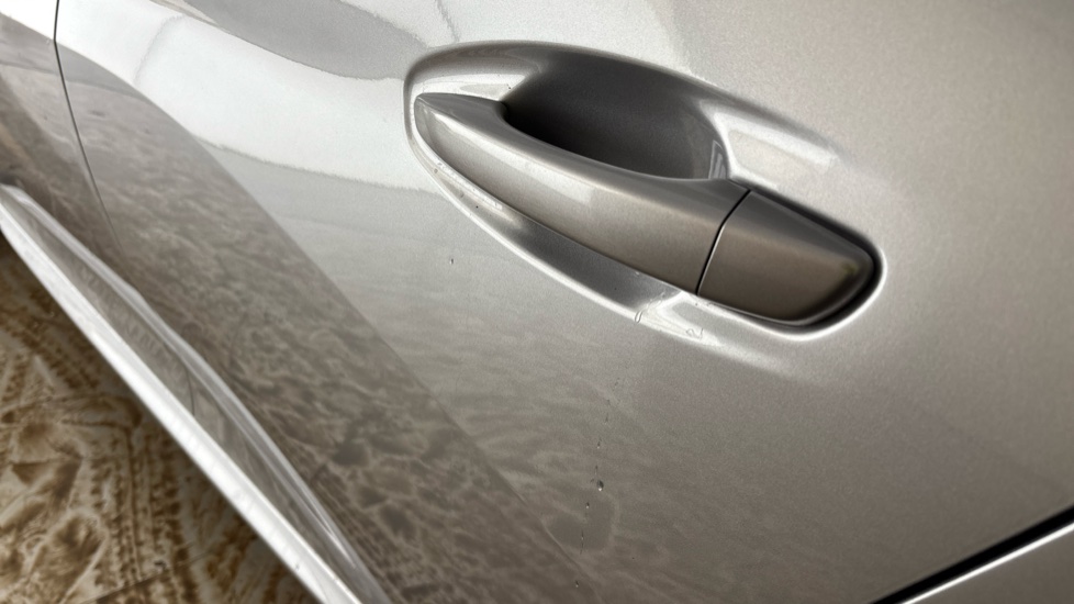 PEUGEOT 208 dent