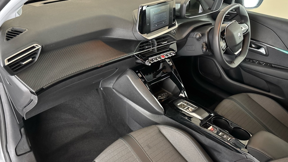 PEUGEOT 208 Image 10