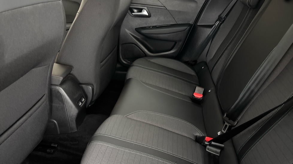 PEUGEOT 208 Image 14