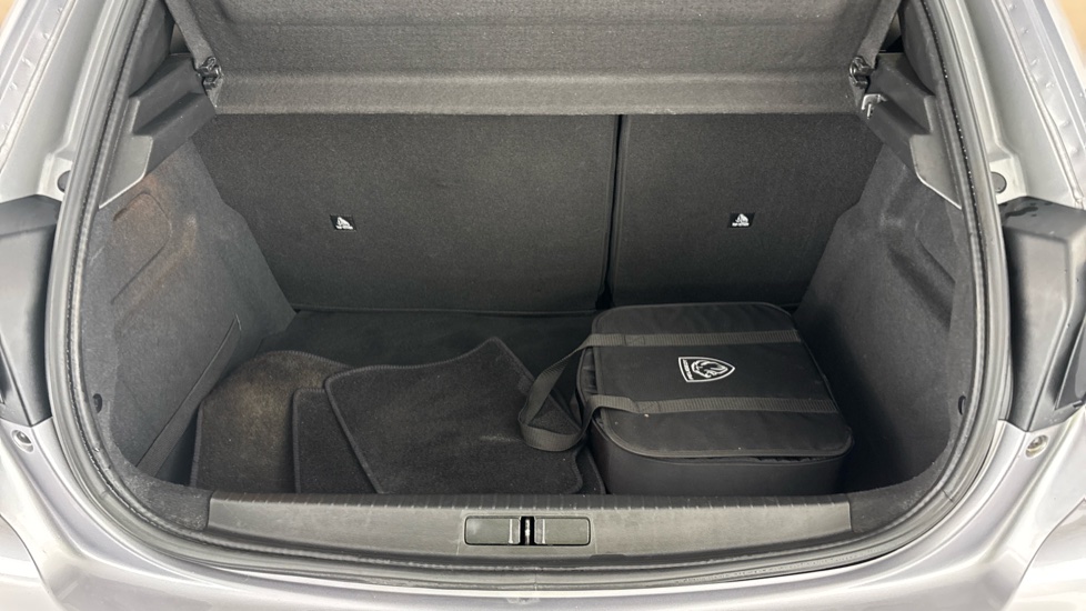PEUGEOT 208 Image 15