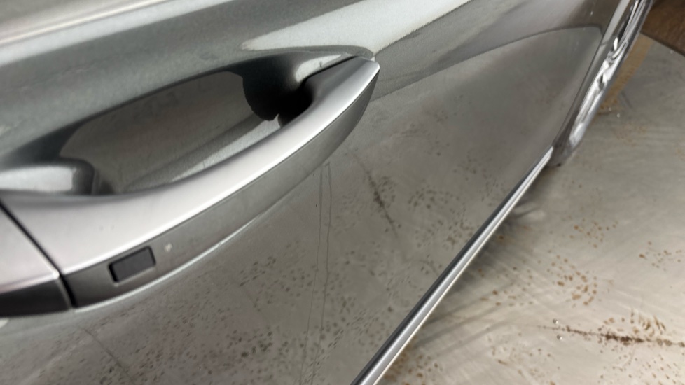 HYUNDAI IONIQ dent